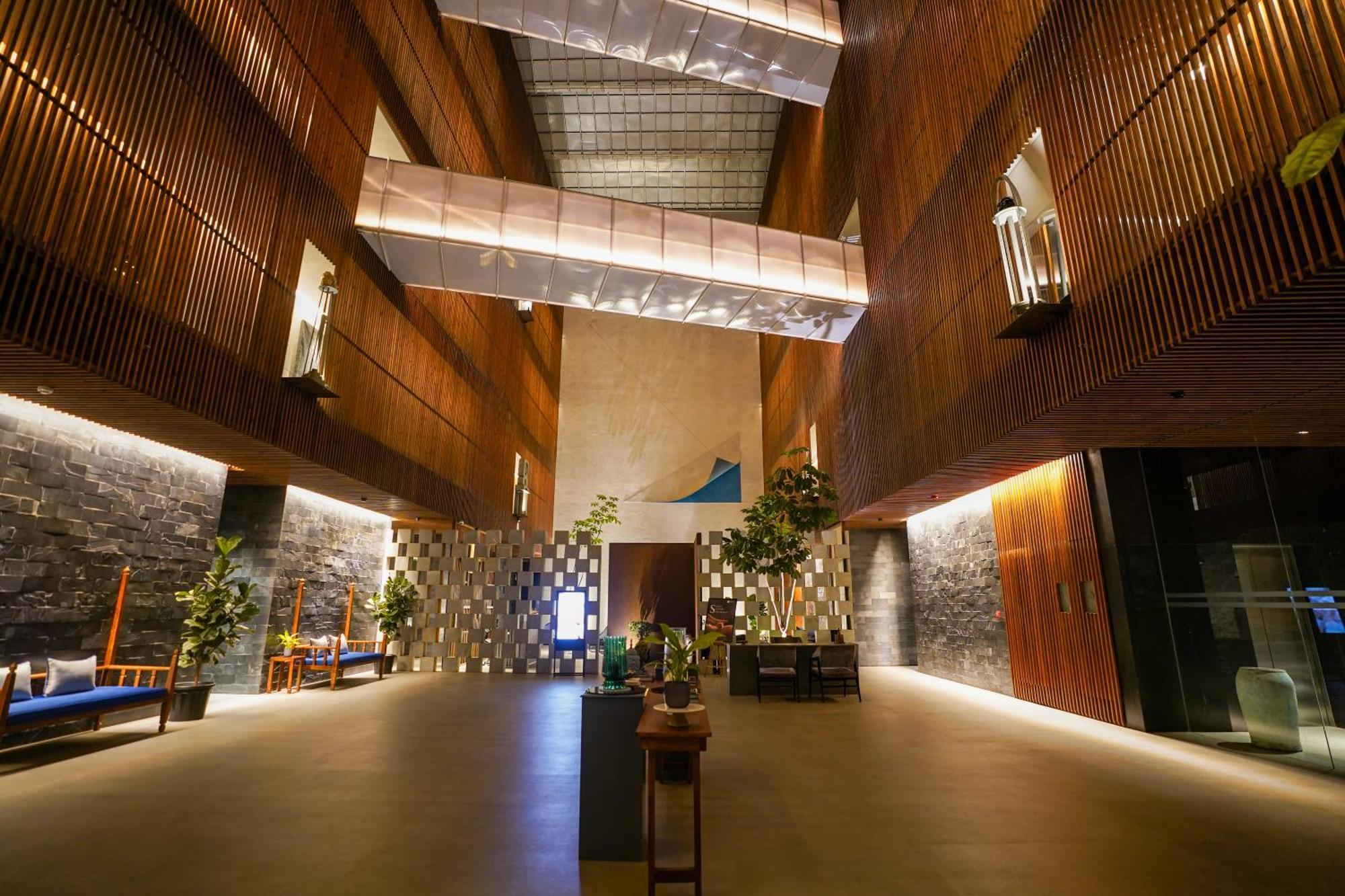 Radisson Resort&Spa Lonavala Esterno foto The lobby of the hotel
