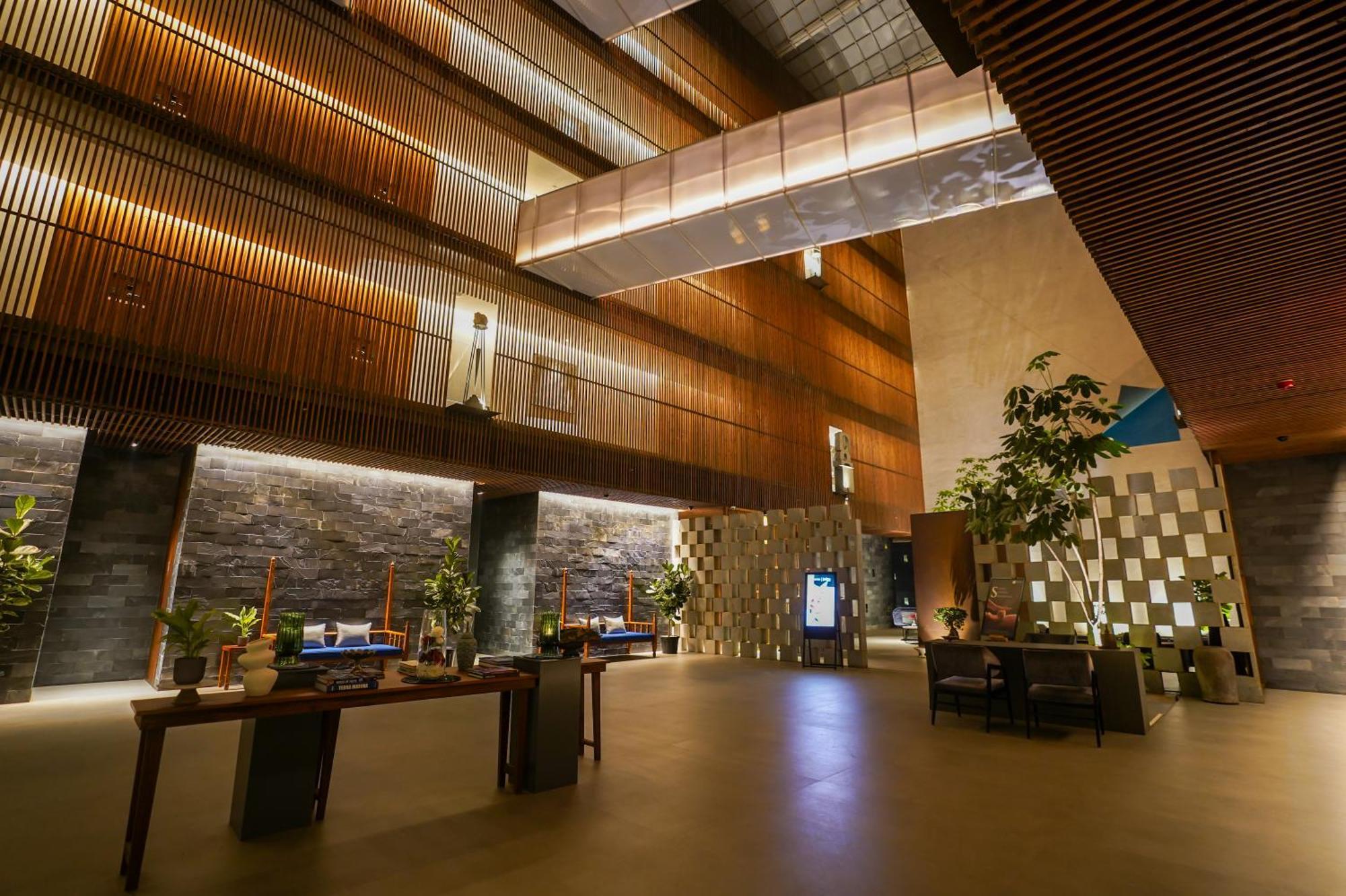Radisson Resort&Spa Lonavala Esterno foto The lobby of the hotel