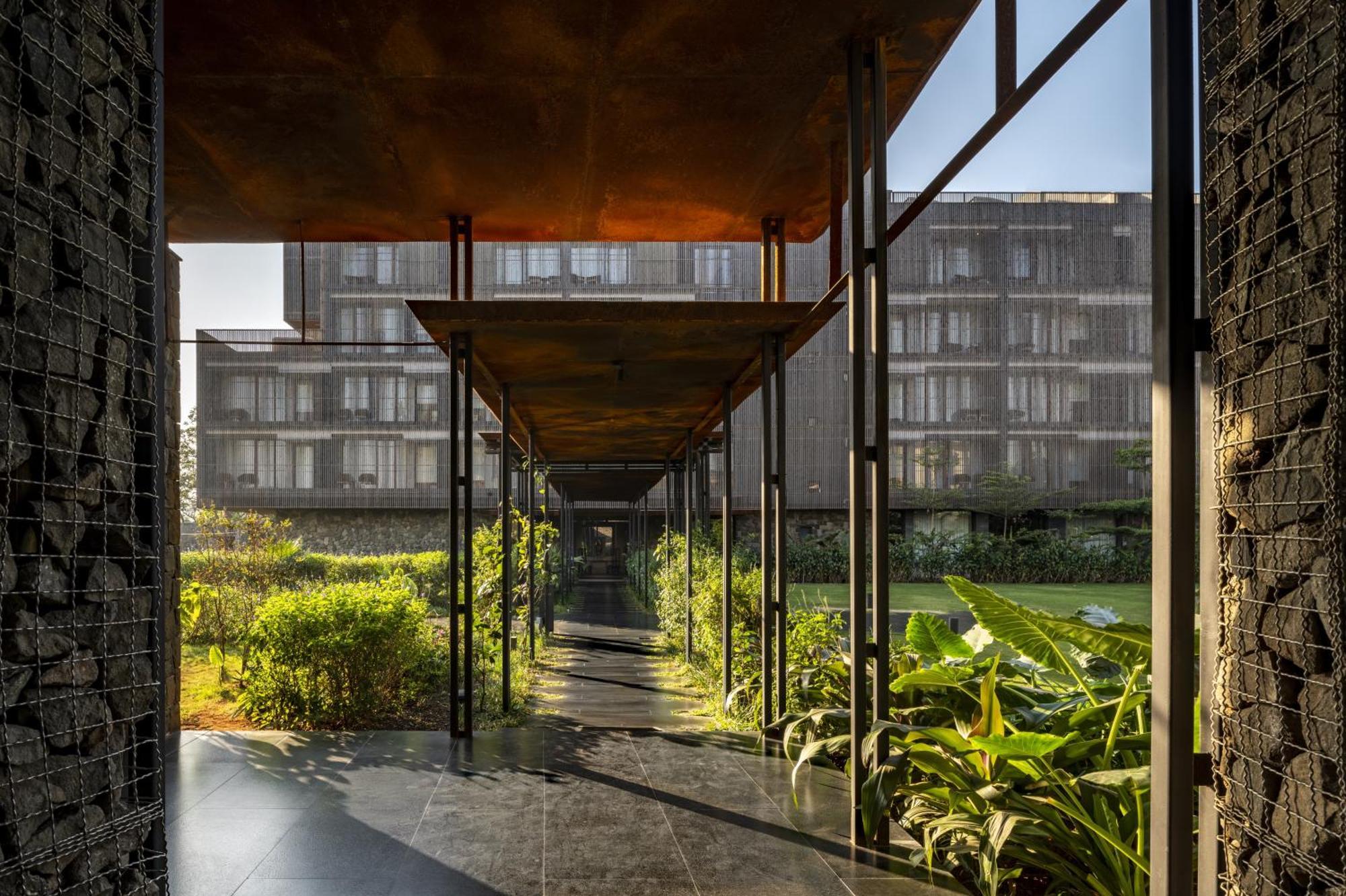 Radisson Resort&Spa Lonavala Esterno foto The main entrance of the hotel