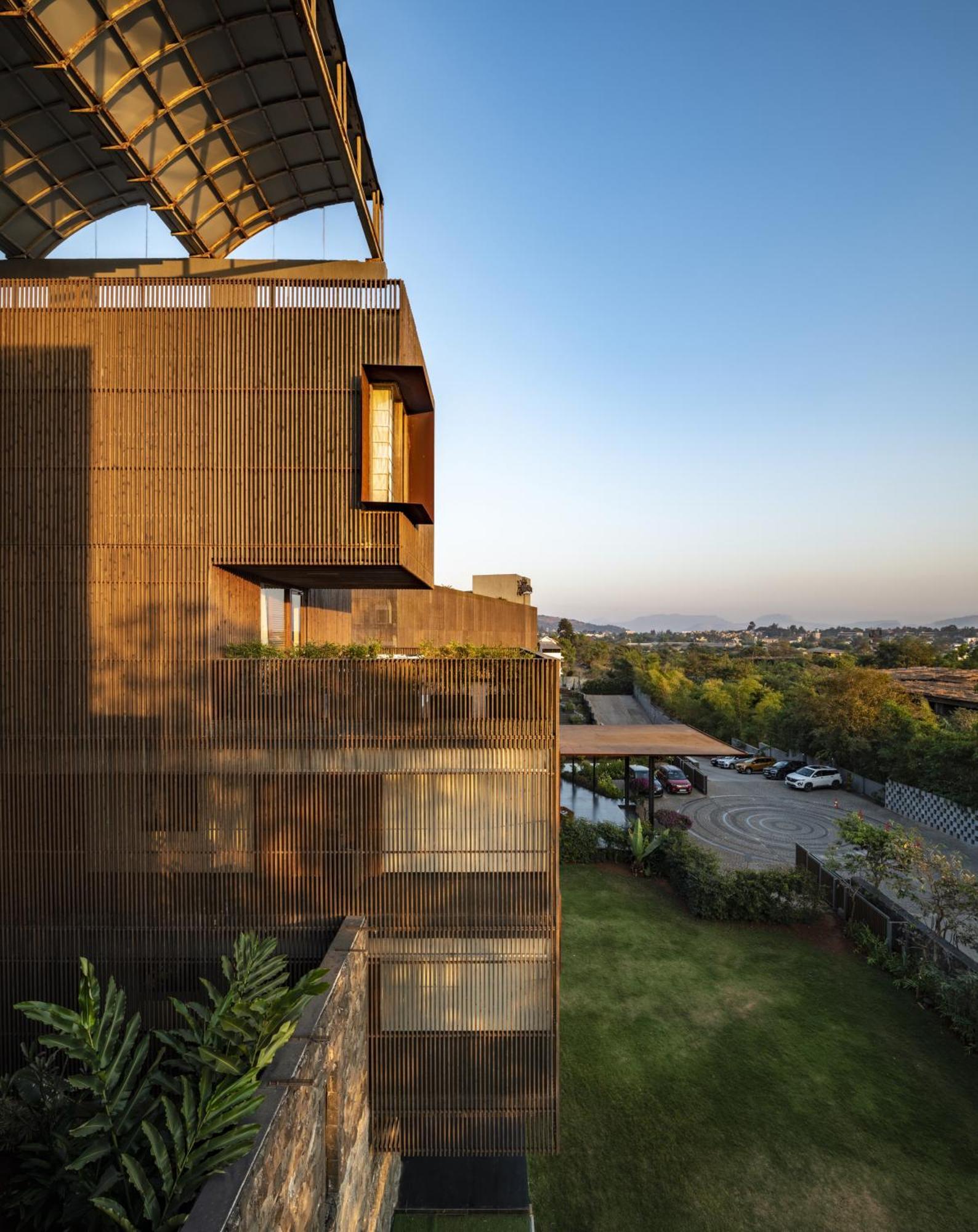 Radisson Resort&Spa Lonavala Esterno foto The building's exterior