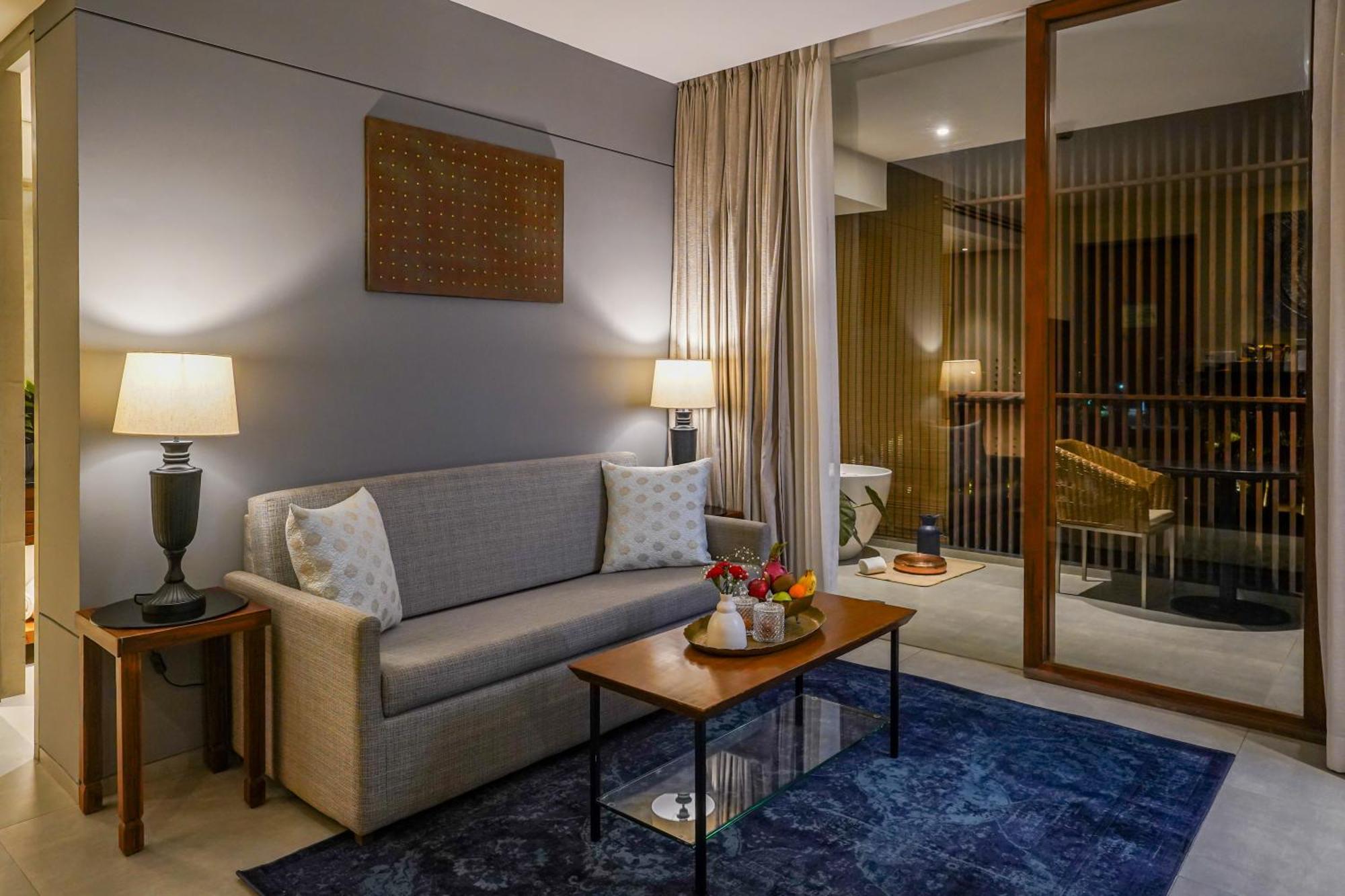 Radisson Resort&Spa Lonavala Esterno foto A living room at the hotel